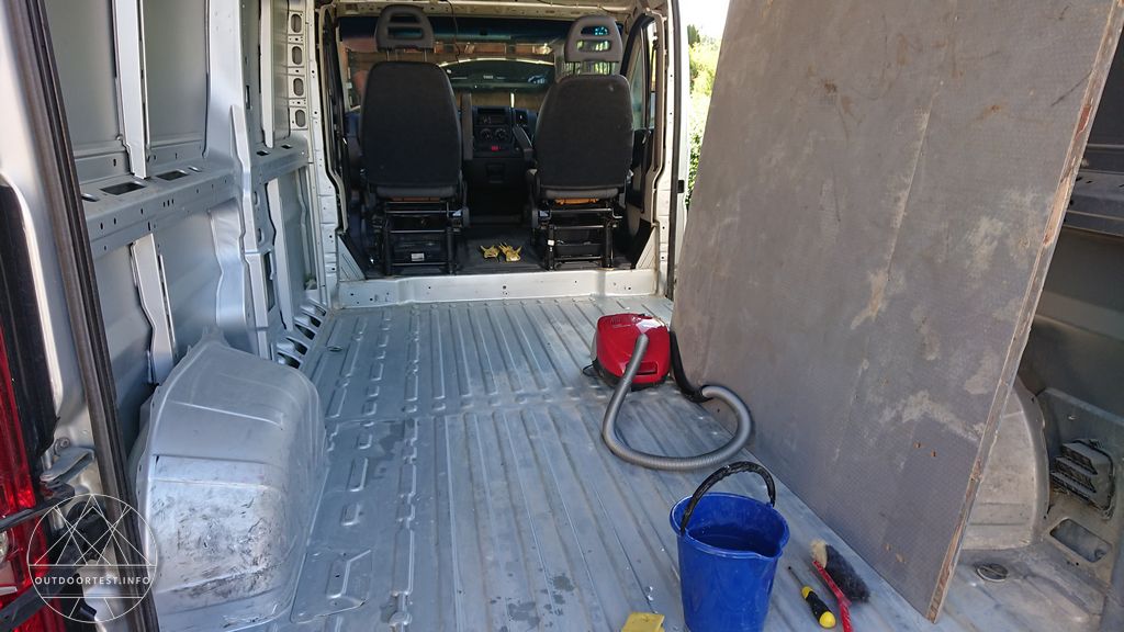 #1 Trennwand / Boden / Gurtbock