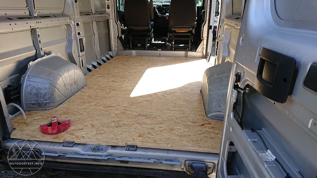 #1 Trennwand / Boden / Gurtbock