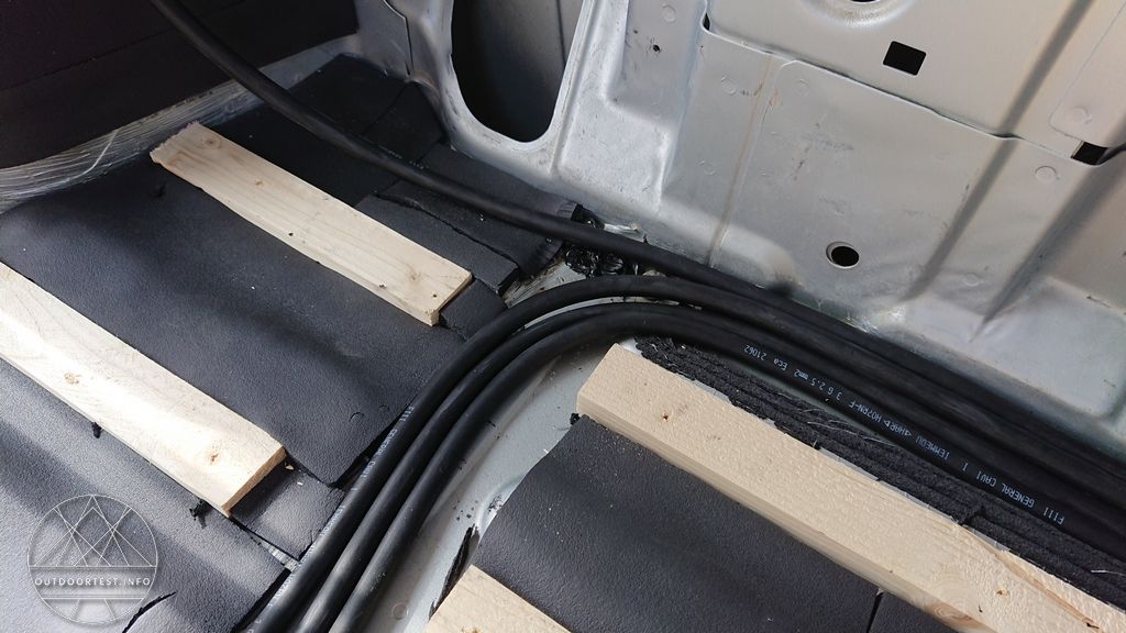 #1 Trennwand / Boden / Gurtbock