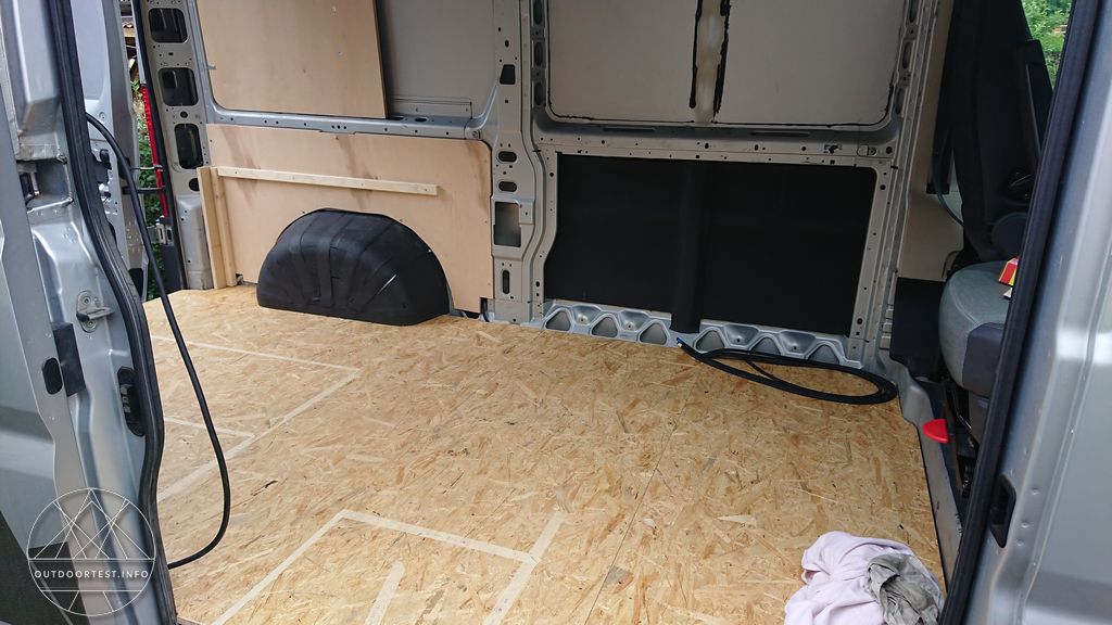 #1 Trennwand / Boden / Gurtbock