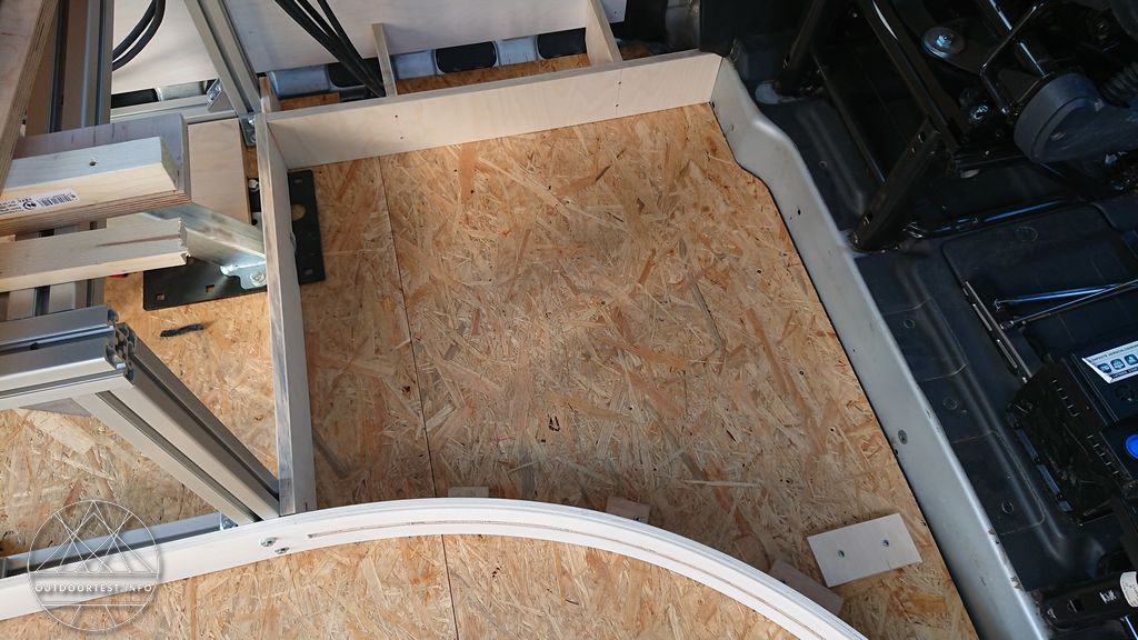 #1 Trennwand / Boden / Gurtbock