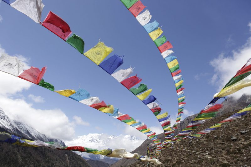 NEWS: Ein Wanderschuh, der Bildungsprojekte in Nepal fördert