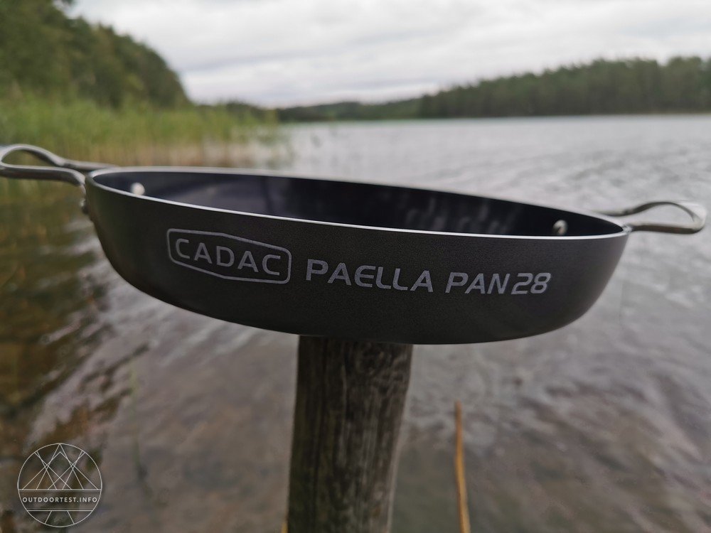 Die Cadac Paelle Pfanne auf einem Holzstamm am See