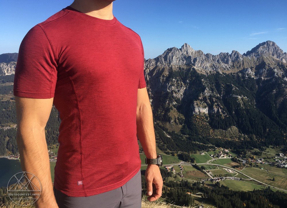 Montane Primino T-Shirt mit Bergen im Hintergrund
