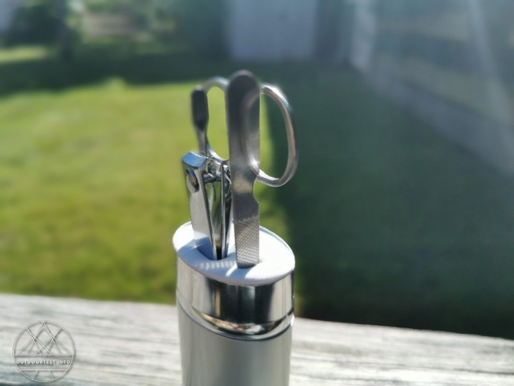 BasicNature Maniküre-Set mit geöffnetem Deckel und Blick auf den Inhalt