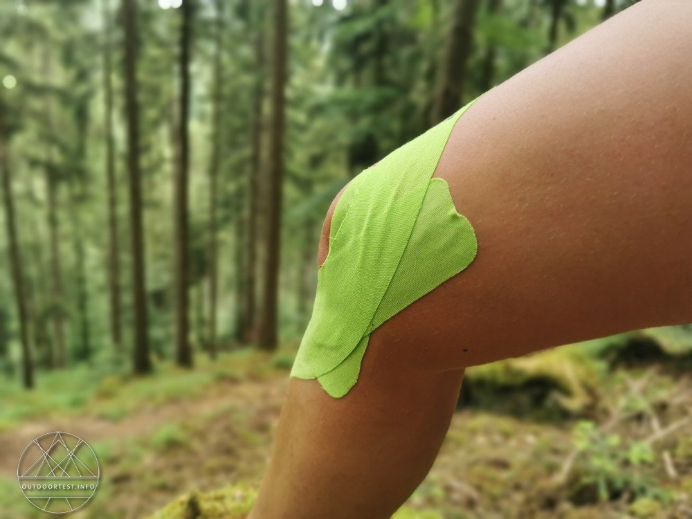 Truetape Kinesiotape am Knie angebracht