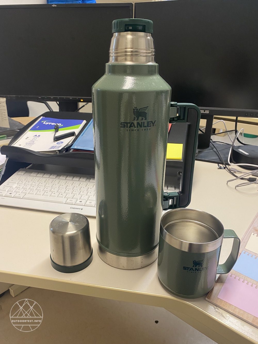 Stanley Classic Legendary Bottle & Box