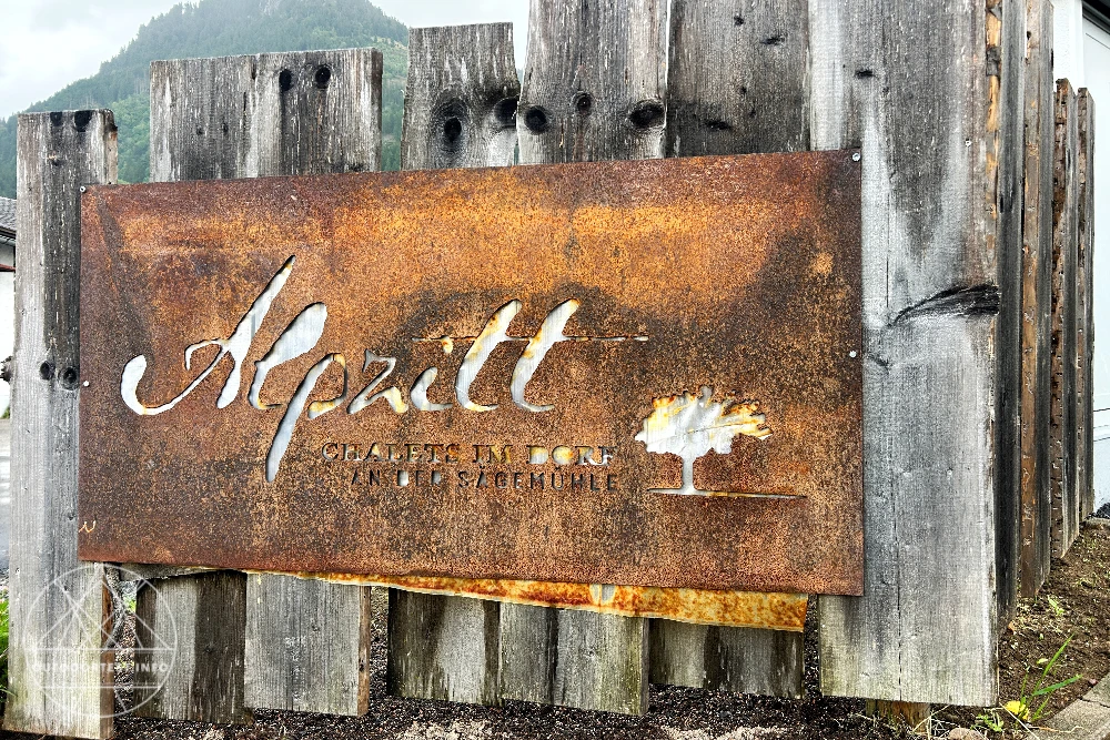 Zwischen Gipfelblick und Kaminfeuer: ein Wochenende im Alpzitt Chaletdorf