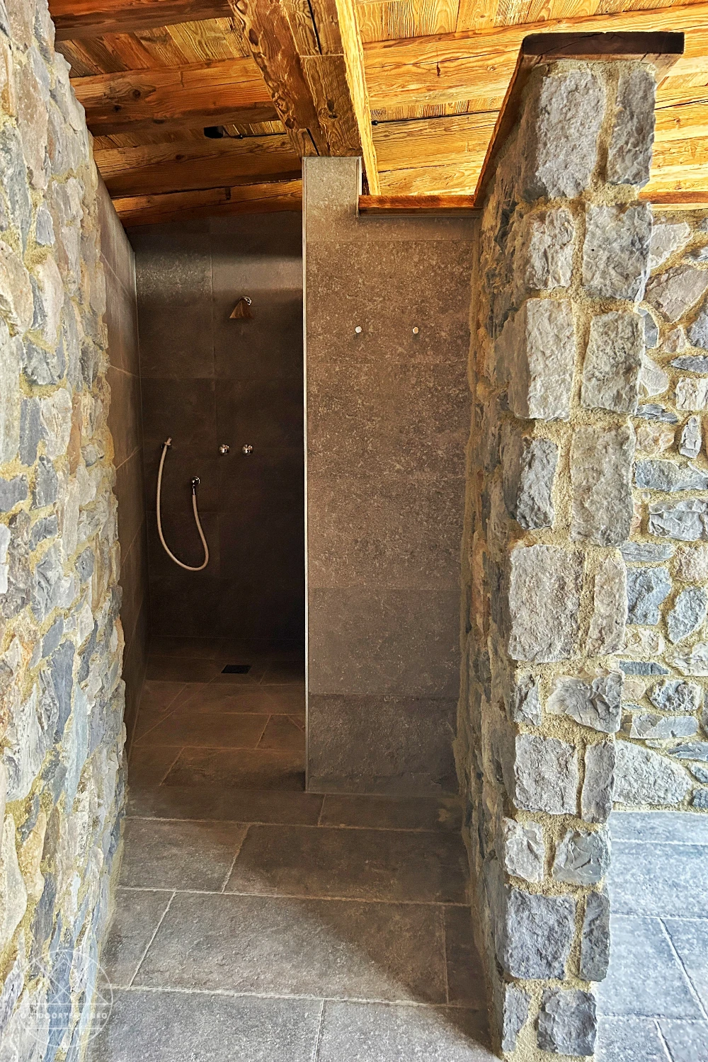 Zwischen Gipfelblick und Kaminfeuer: ein Wochenende im Alpzitt Chaletdorf