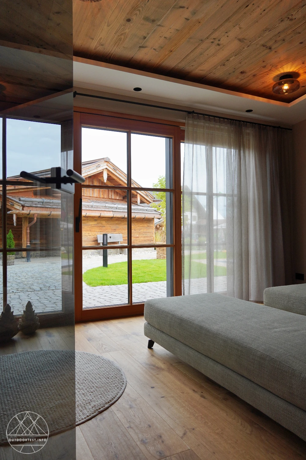 Zwischen Gipfelblick und Kaminfeuer: ein Wochenende im Alpzitt Chaletdorf