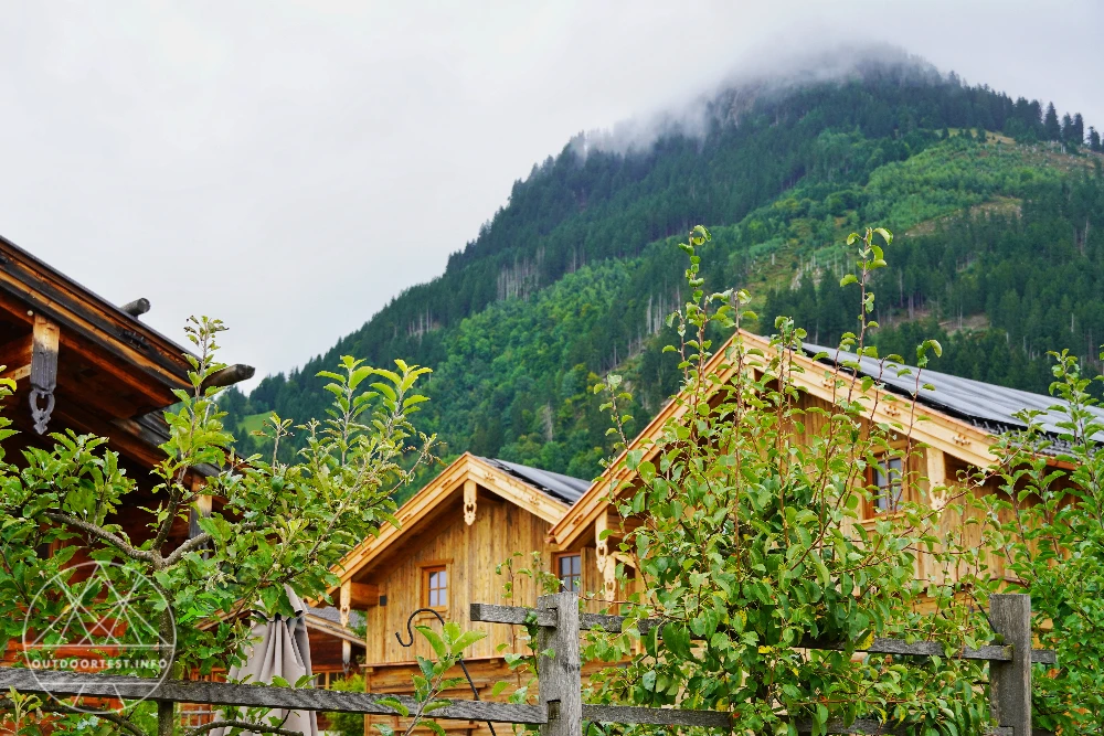 Zwischen Gipfelblick und Kaminfeuer: ein Wochenende im Alpzitt Chaletdorf