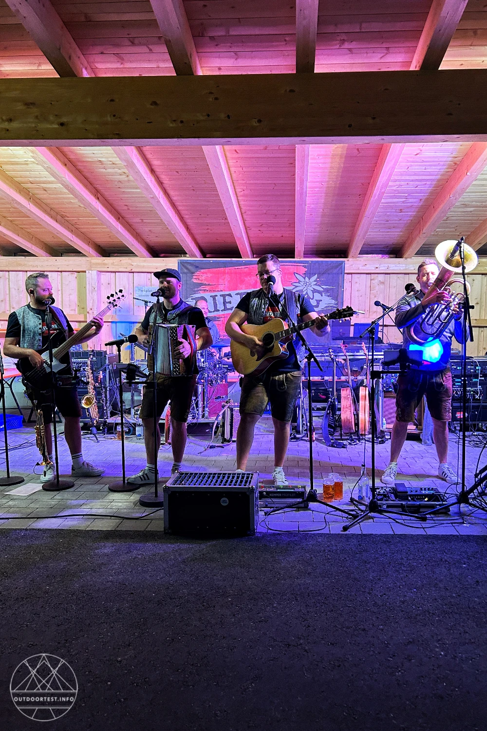 Zwischen Gipfelblick und Kaminfeuer: ein Wochenende im Alpzitt Chaletdorf