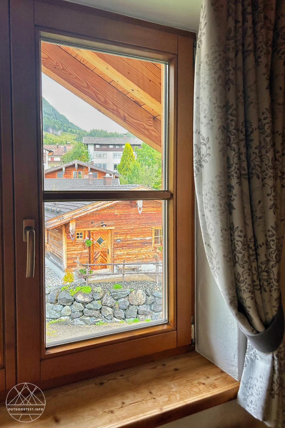 Zwischen Gipfelblick und Kaminfeuer: ein Wochenende im Alpzitt Chaletdorf