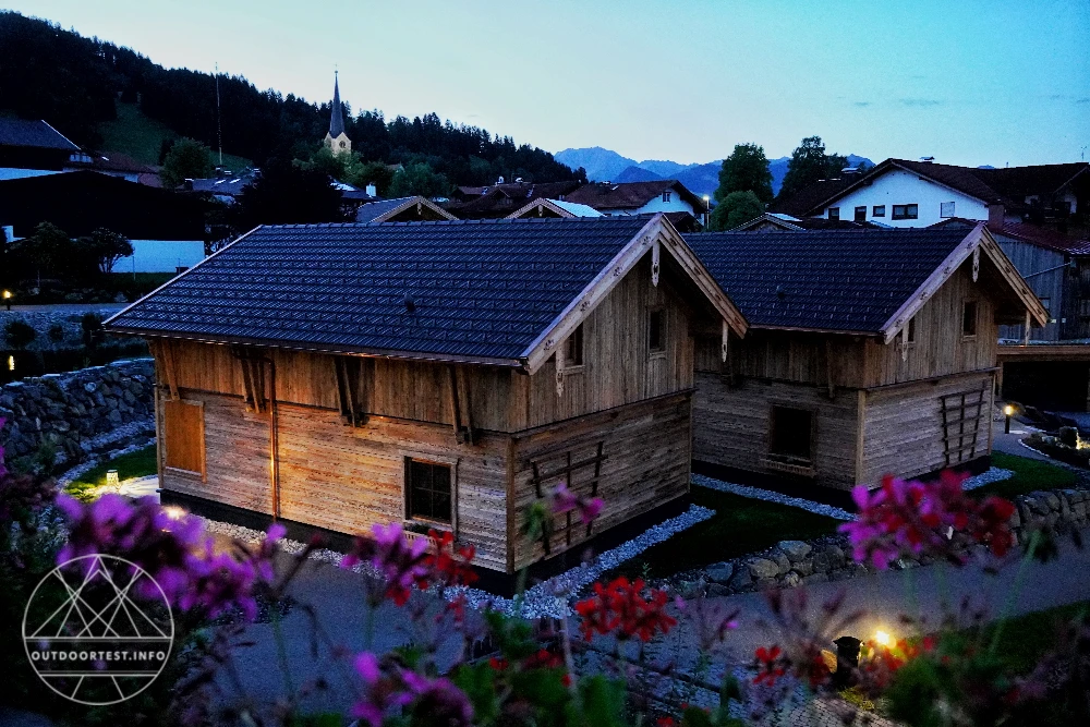 Zwischen Gipfelblick und Kaminfeuer: ein Wochenende im Alpzitt Chaletdorf